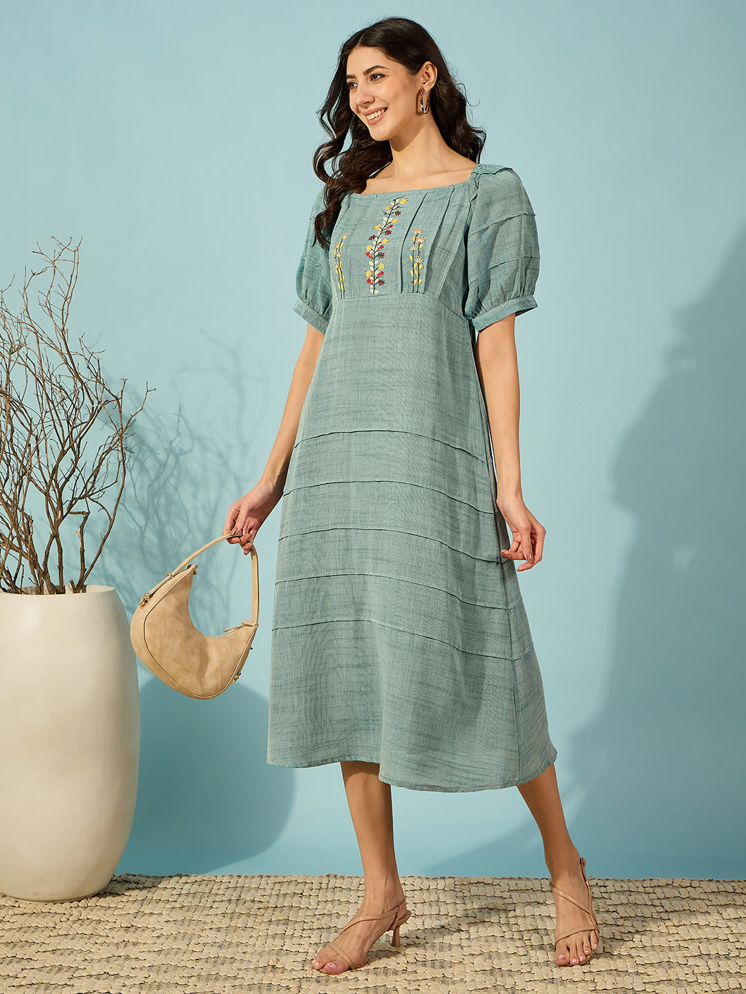 Sophisticated floral-embroidered viscose linen midi dress in green, combining comfort and style.
