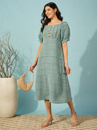 Sophisticated floral-embroidered viscose linen midi dress in green, combining comfort and style.
