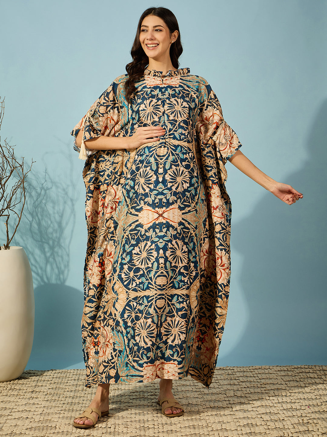 Stay elegant and comfortable with this women's vintage floral maternity kaftan featuring a ruffle neck.
