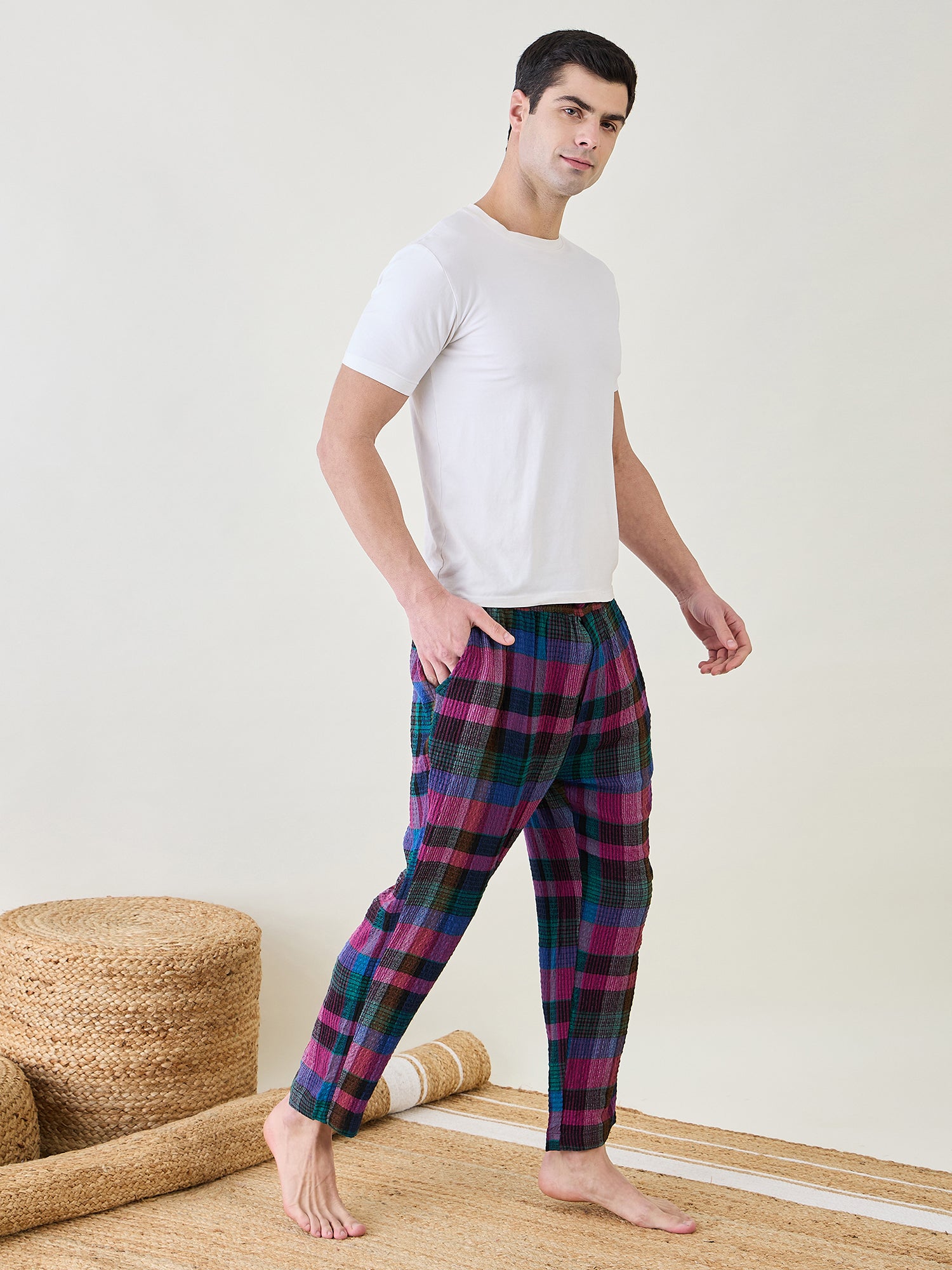 Comfort meets style with these narrow fit checkered lounge pants â‚¬€œ Available in S-2XL!
