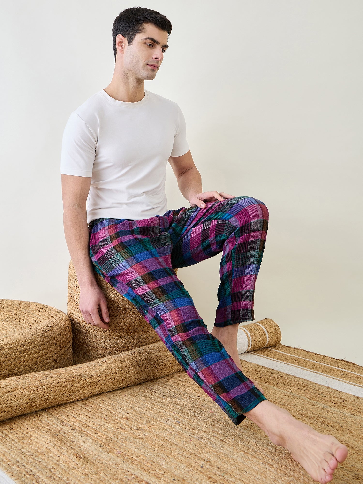 Elevate your casual wardrobe with these checkered lounge pants â‚¬€œ Menâ‚¬„¢s narrow fit!
