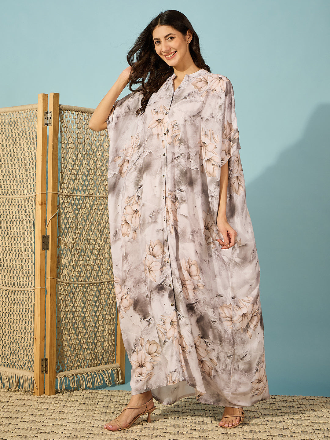 Stylish marble floral kaftan with soft pleats, offering an effortless blend of comfort and elegance.
