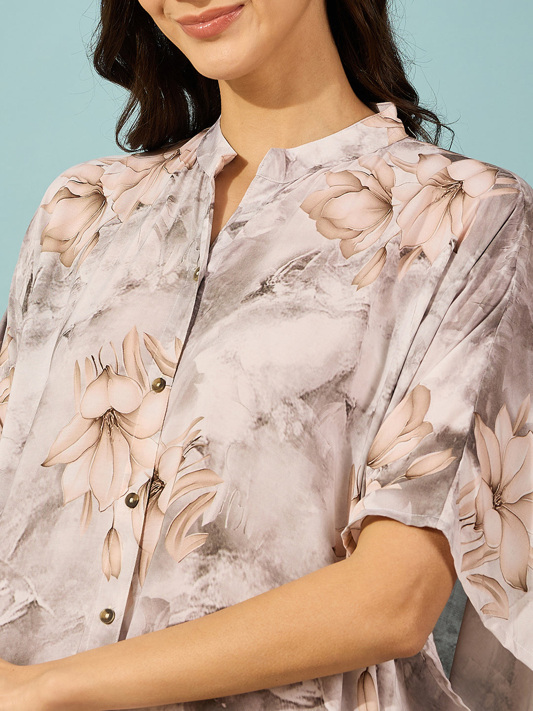 Luxurious marble floral kaftan featuring a flowing silhouette and soft pleats for all-day comfort.
