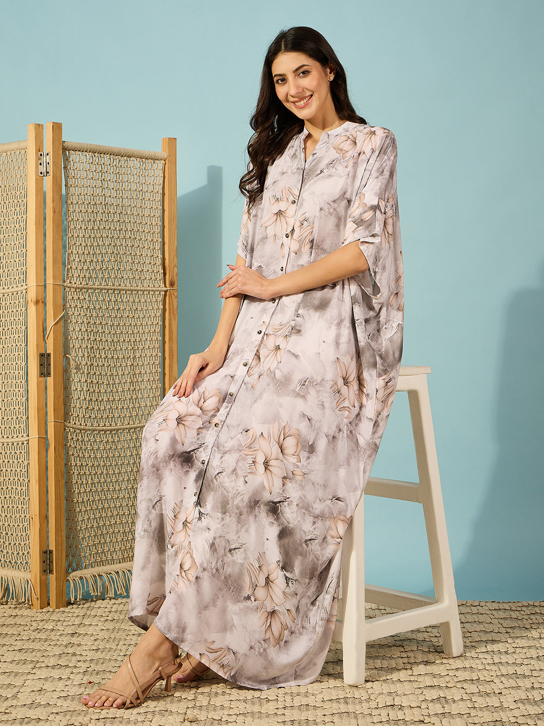 Beautiful pleated kaftan with a marble floral print, combining comfort with chic style.
