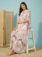 Beautiful pleated kaftan with a marble floral print, combining comfort with chic style.
