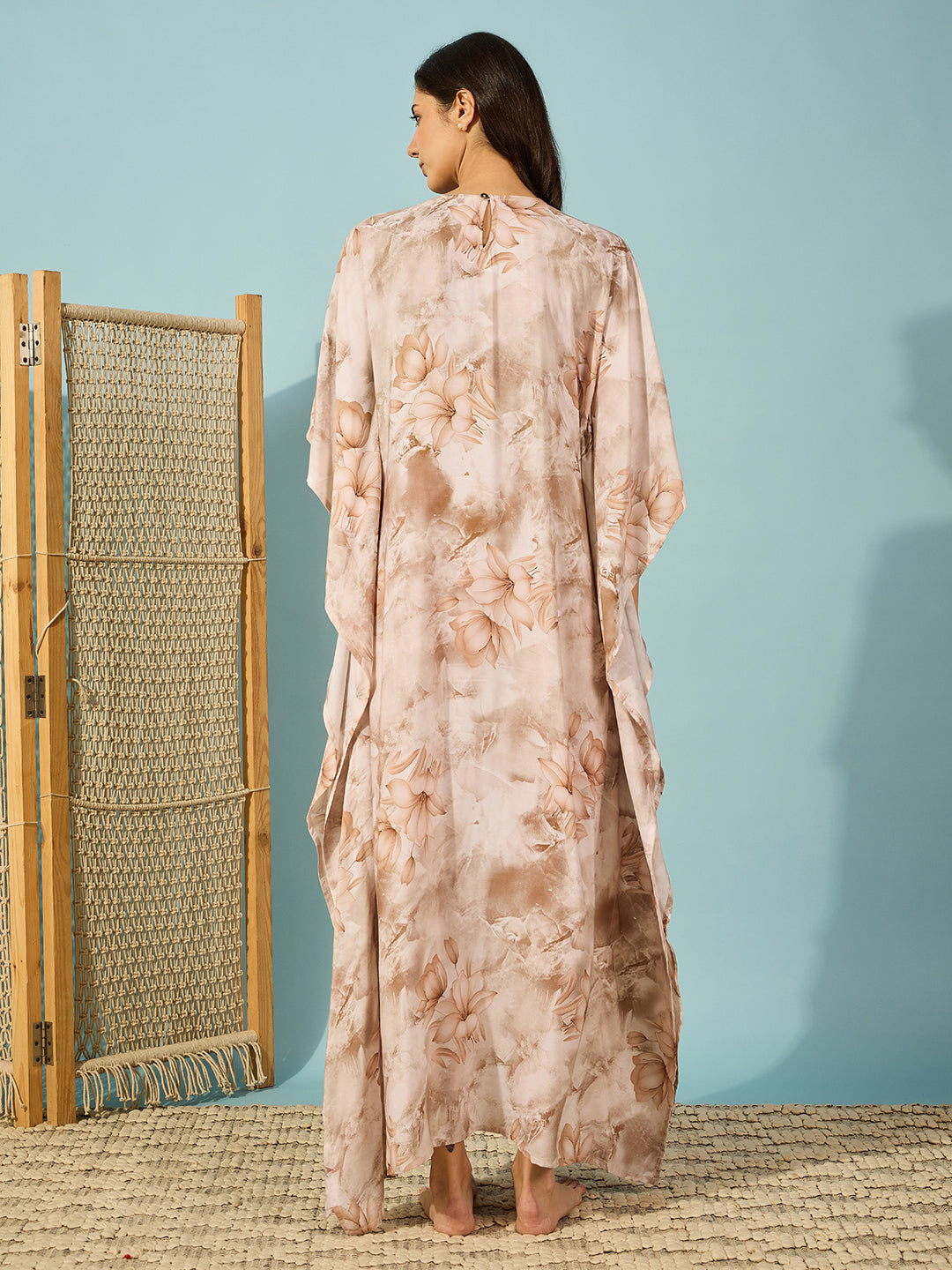 Relax in this marble floral pleated kaftan, designed for style and ease with a flattering flow.
