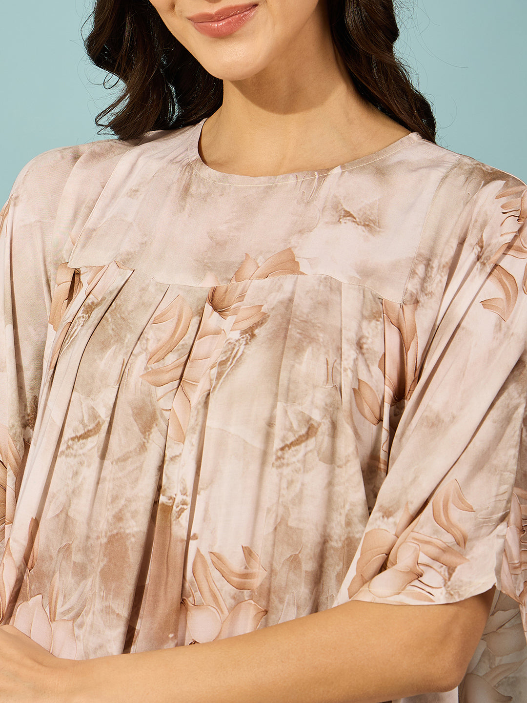 Luxurious marble floral kaftan featuring a flowing silhouette and soft pleats for all-day comfort.

