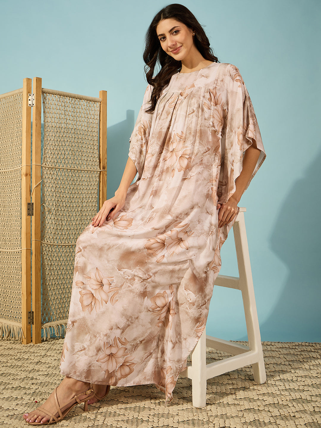 Beautiful pleated kaftan with a marble floral print, combining comfort with chic style.
