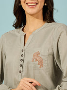 Sophisticated olive green cotton shirt featuring a tiger-embroidered pocket, perfect for a chic, polished look.
