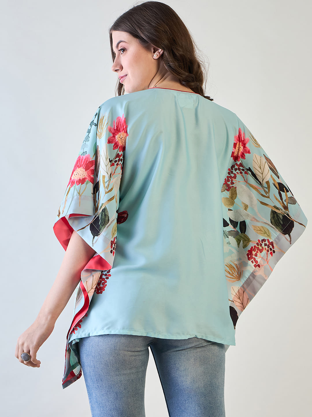 V-neck and short sleeve detail of the sky blue floral kaftan top.