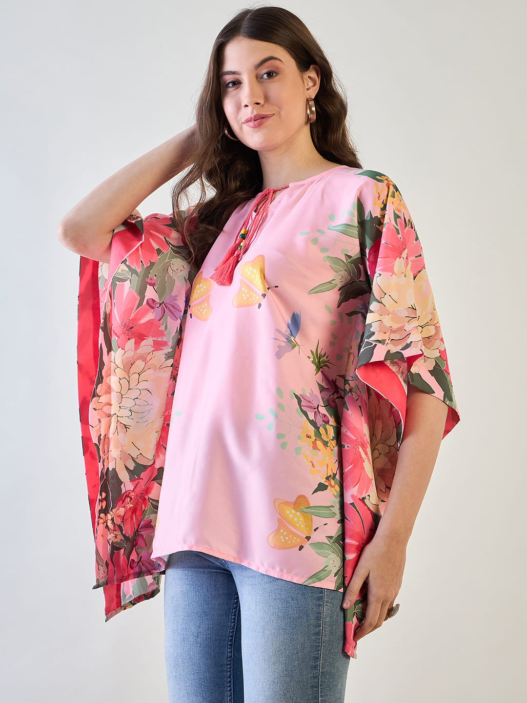 Short sleeves and dori tassel feature of the floral top.