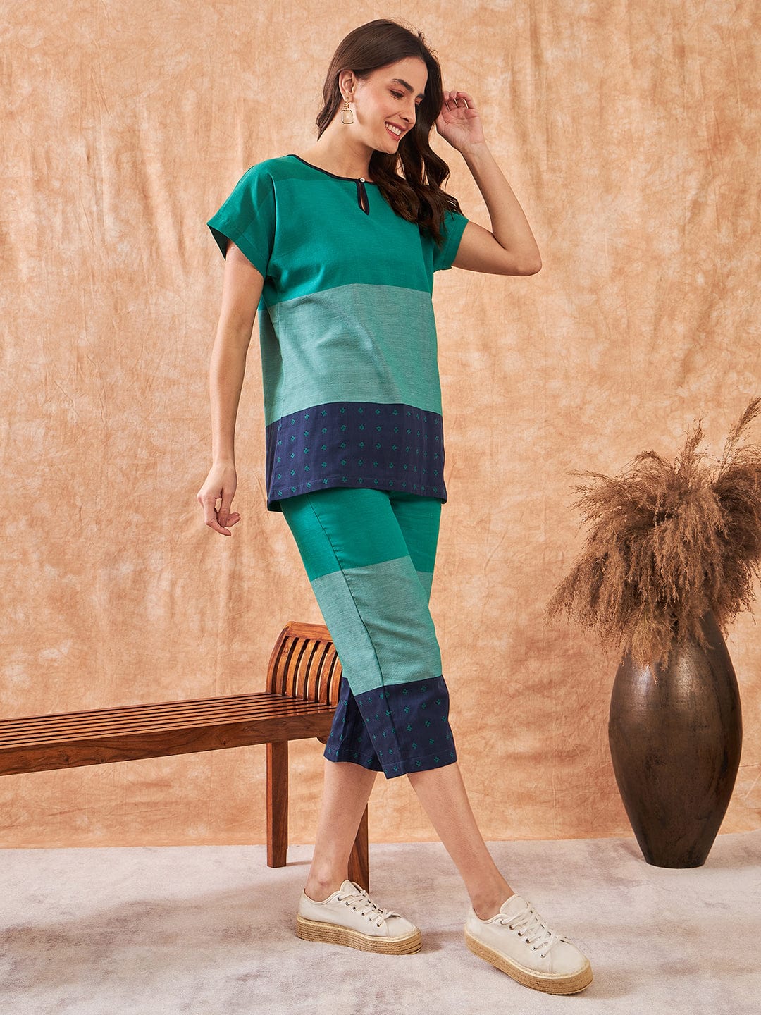 The Kaftan Company Pyjama Set Green Colorblock Handloom Cotton Capri Nightsuit